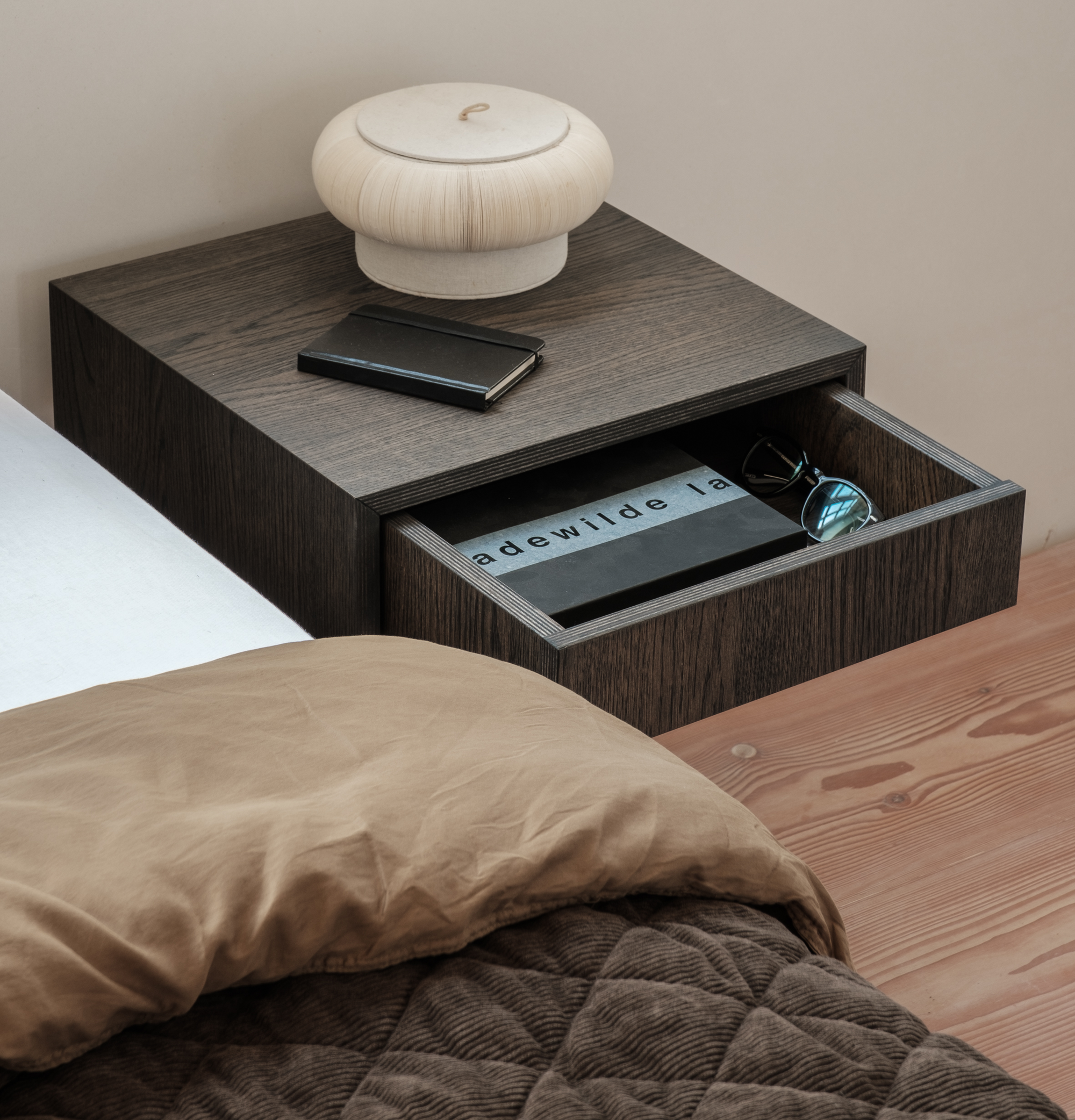 Ontdek onze nachtkastjes en kies het perfecte ontwerp voor jouw slaapkamer