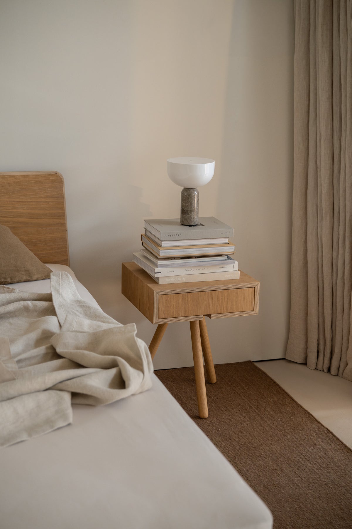 Nachtkastje Tripod licht eiken