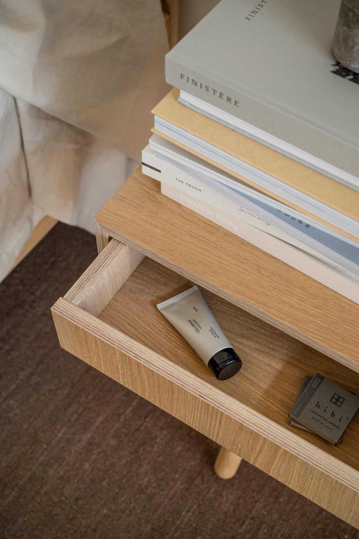 Nachtkastje Tripod licht eiken