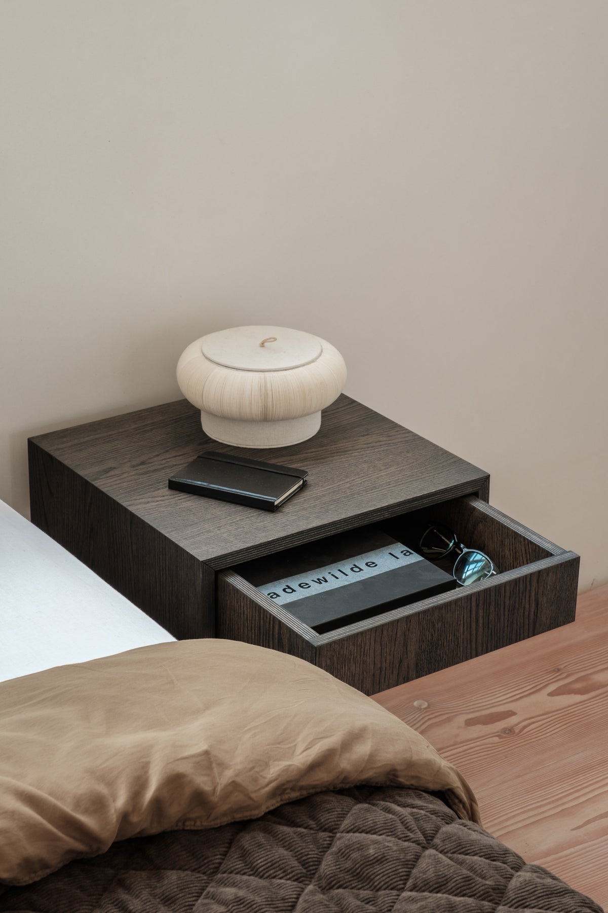 Nachtkastje Tripod donker eiken